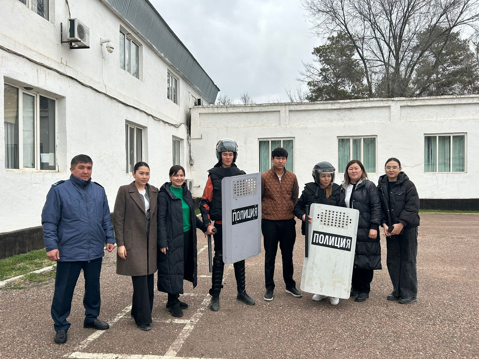 Иван Трубицын атындағы №17 ЖОББМГ  онкүндік іс-шаралар жоспары аясында  10 сынып білім алушыларына Меркі ауданының тәртіп сақшыларымен  кәсіптік бағдар беруші педагогтар бірлесіп полиция бөліміне экскурсия ұйымдастырды.